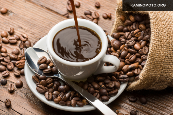 Cách 1: Gội đầu bằng cà phê pha loãng