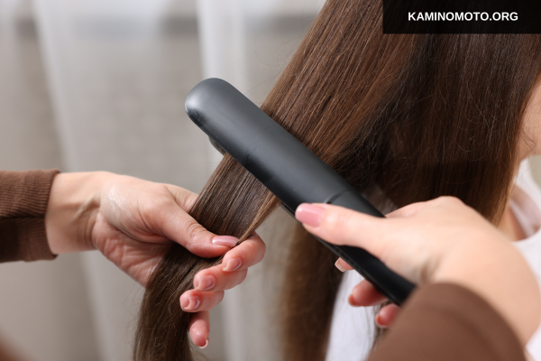 Chuẩn bị tóc trước khi uốn bằng máy duỗi