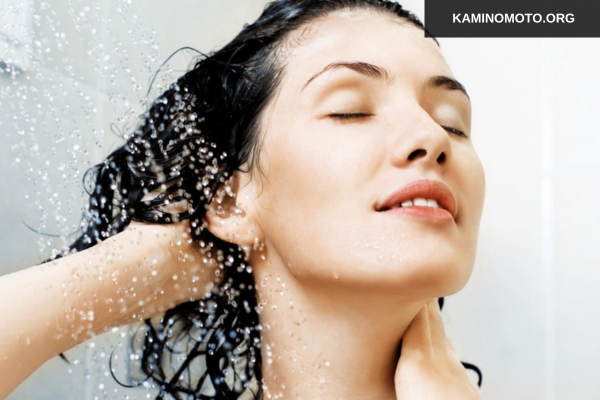 Làm ướt tóc bằng nước sạch trước khi bơi