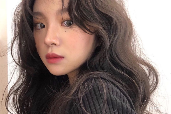 Vì sao người tóc ít nên uốn tóc?